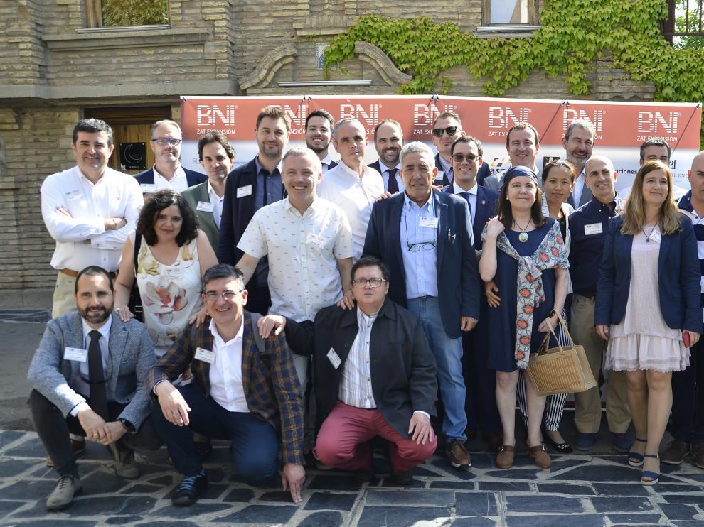 Foto de familia de los socios de la recién constituida red BNI en Zaragoza.