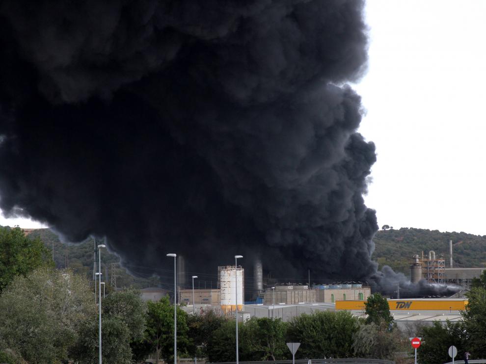Denso humo negro sale de la fábrica incendiada.
