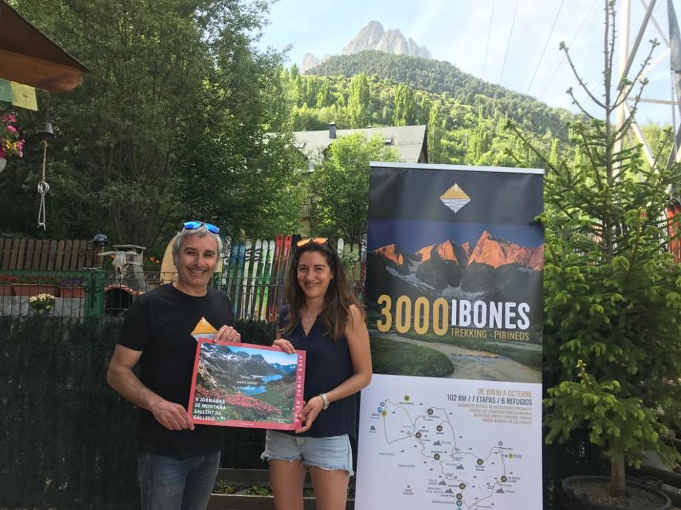 César Gorgol y Sandra Lecina, con el cartel anunciador de las Jornadas.