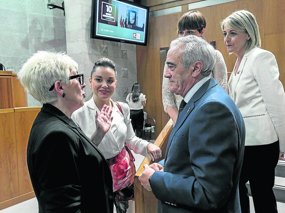 Las podemistas Marta Prades y Maru Díaz conversan con el socialista Javier Sada, en las Cortes.