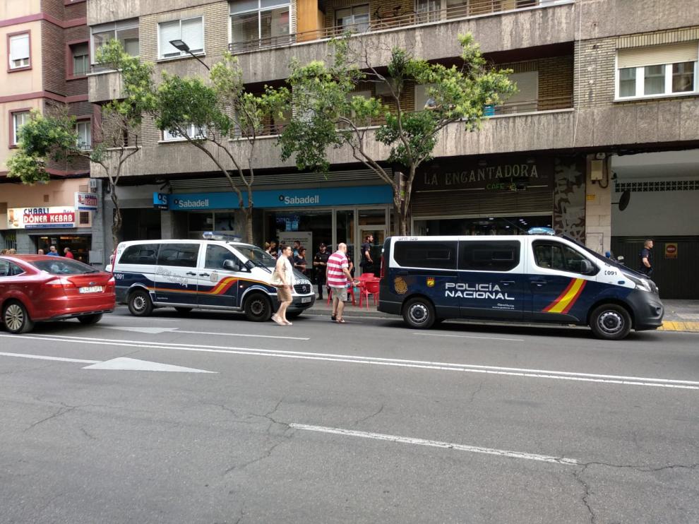 Varias patrullas de la Policía acudieron al bar donde se produjeron los hechos, en la calle Santander de Zaragoza.