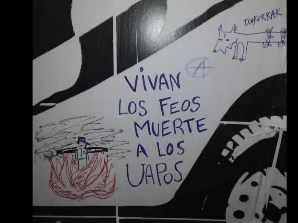 Incluyen rótulos de “Gora ETA”, “Txakurrak” (perros, en vasco) y hasta un dibujo de un pequeño explosivo de “mecha corta”.