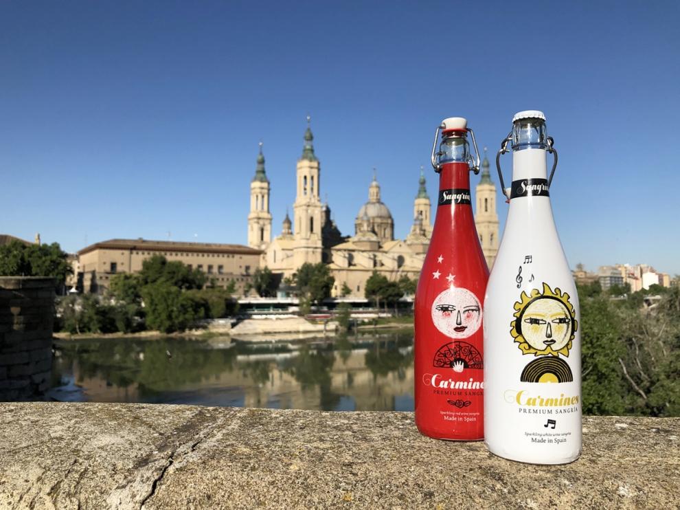 Botellas de sangría Carmines Blanca y Tinta, con la basílica del Pilar al fondo.