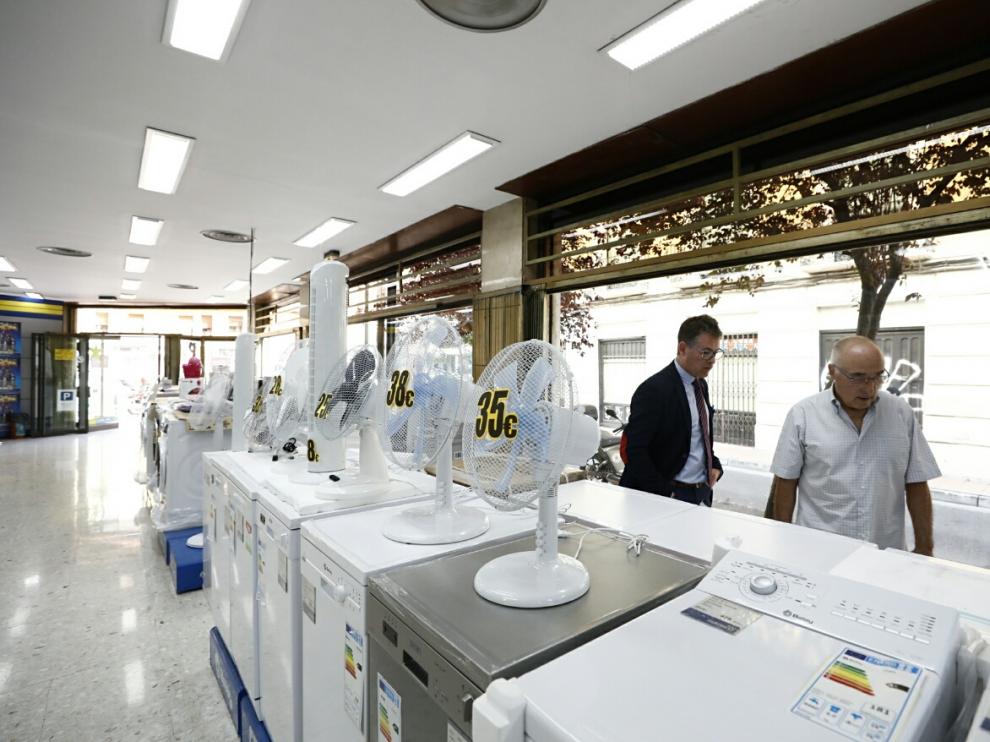 Venta de ventiladores y aparatos de refrigeración en una de las tiendas Paymar de la capital aragonesa