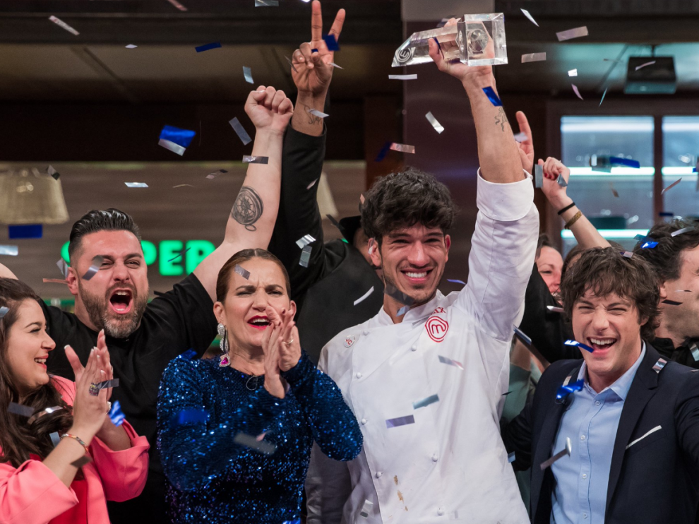 Aleix, del equipo de Jordi Cruz, celebrando su puesto como ganador en MasterChef.