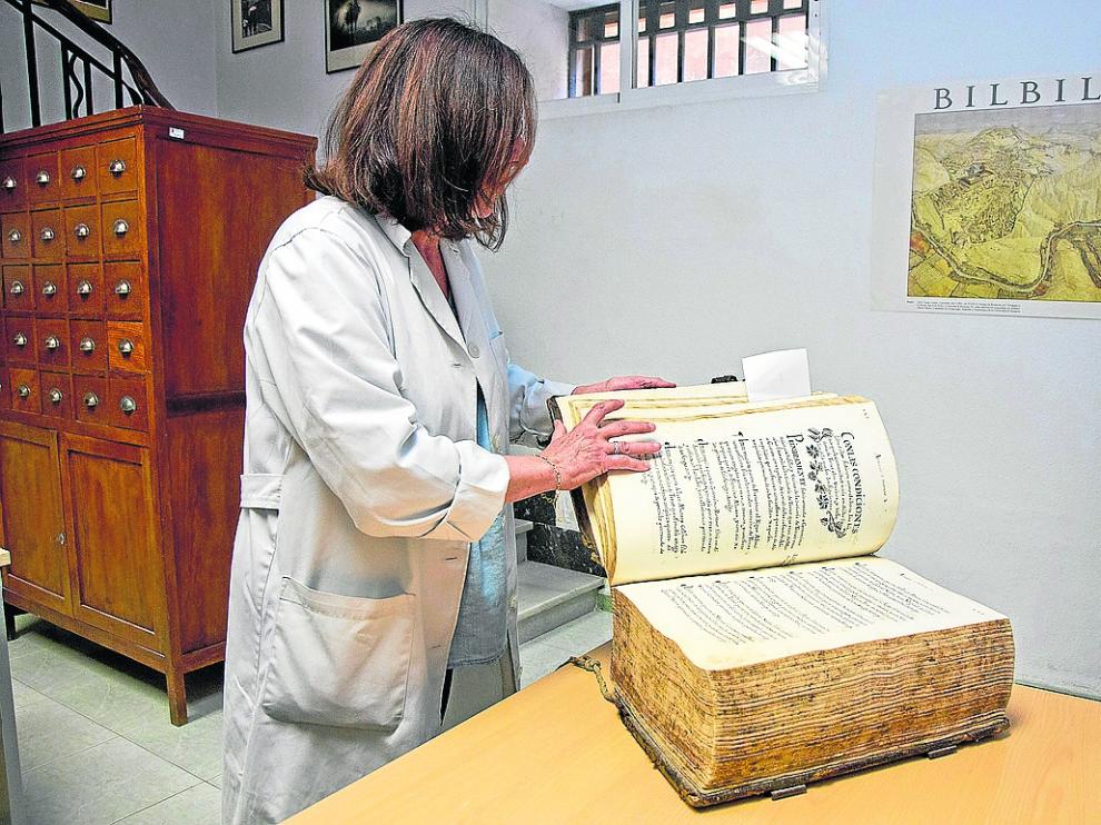 La técnica Eugenia Acero mostrando documentos históricos de Calatayud y la comarca.
