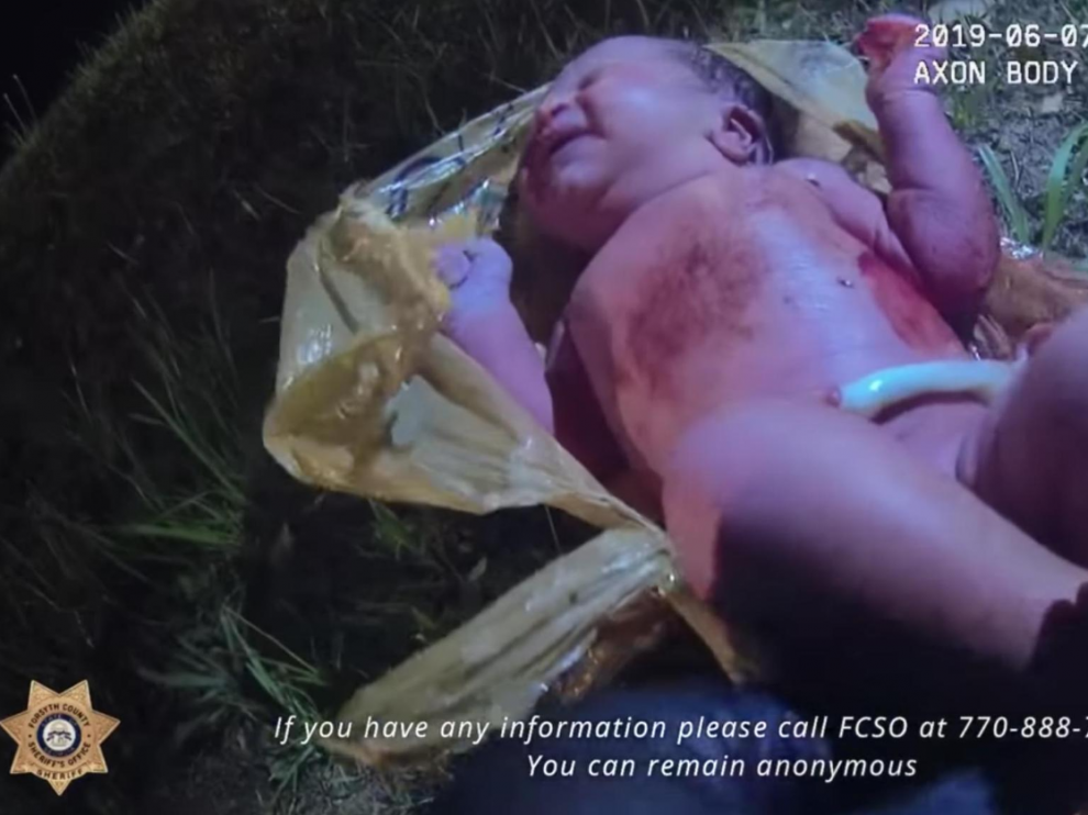 La niña, que aún mantenía el cordón umbilical, se encontraba envuelta en una bolsa de plástico.