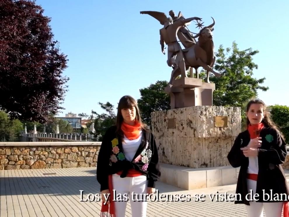 Dos alumnos del IES Santa Emerenciana explican las características de La Vaquilla con lengua de signos.