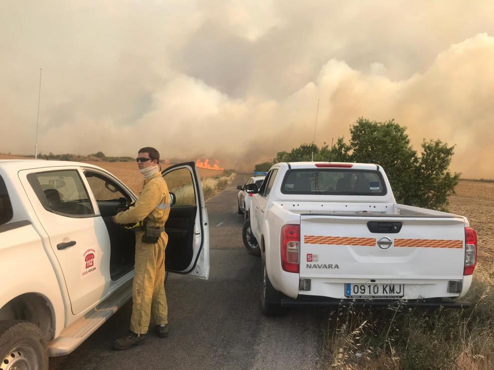 El viento ha dificultado las labores de extinción del incendio de Alcalá de Gurrea.