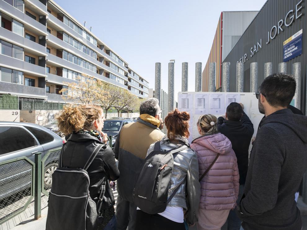Familias comprobando los listados de admitidos en el colegio Valdespartera 3 el pasado mes de marzo.