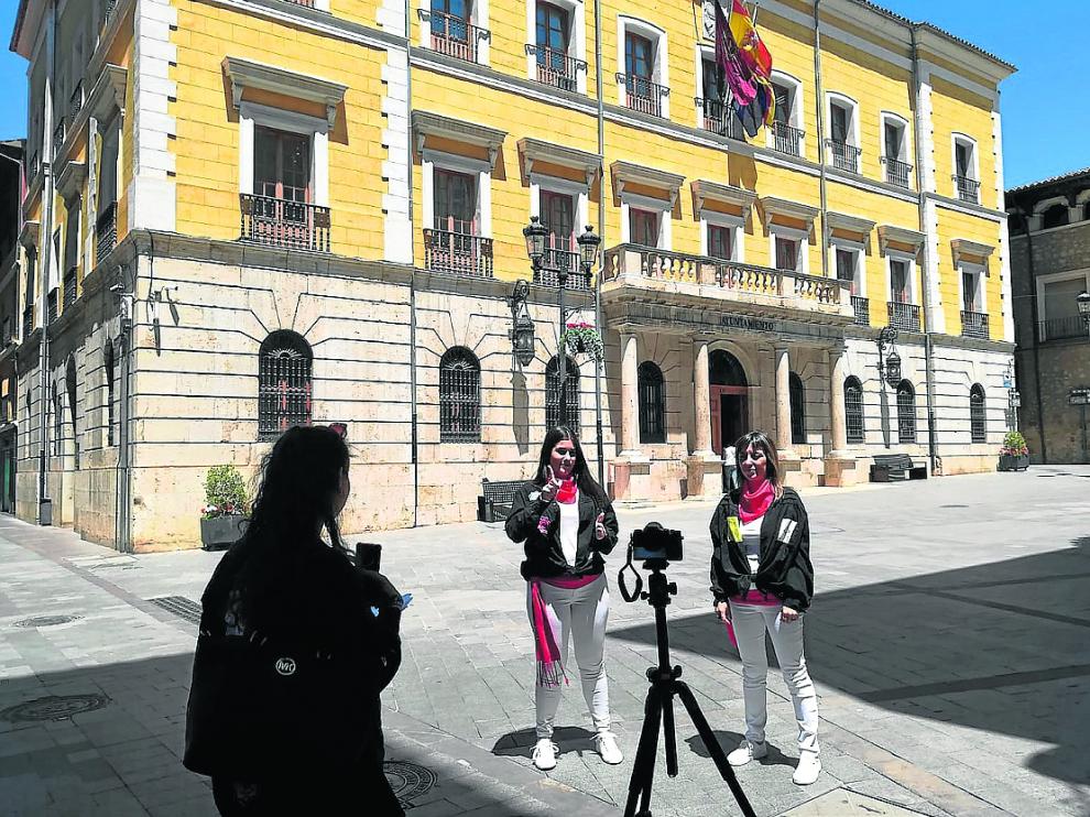 Seis alumnas del Instituto Santa Emerenciana de Teruel han editado un vídeo en el que explican las fiestas de La Vaquilla a personas sordas mediante la lengua de signos.