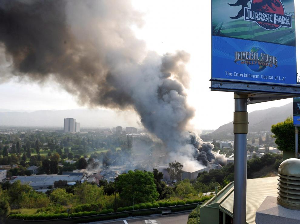 Imagen del incendio que se declaró en 2008 en los estudios del grupo Universal en Los Ángeles.