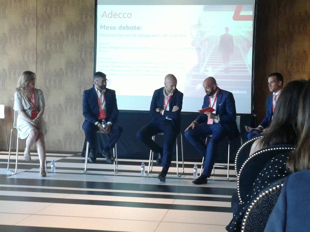Responsables de RR. HH. de distintas empresas participantes en el debate sobre 'Innovación en la búsqueda del talento' que ha tenido lugar en el Edificio Aura de Zaragoza. Han participado Lourdes Varona, de Hiab Cranes; Tomás Ramos, de Arcelor Mittal; Alberto Asín, de Adient Pedrola; y Alfredo Marco, de Exide Tudor