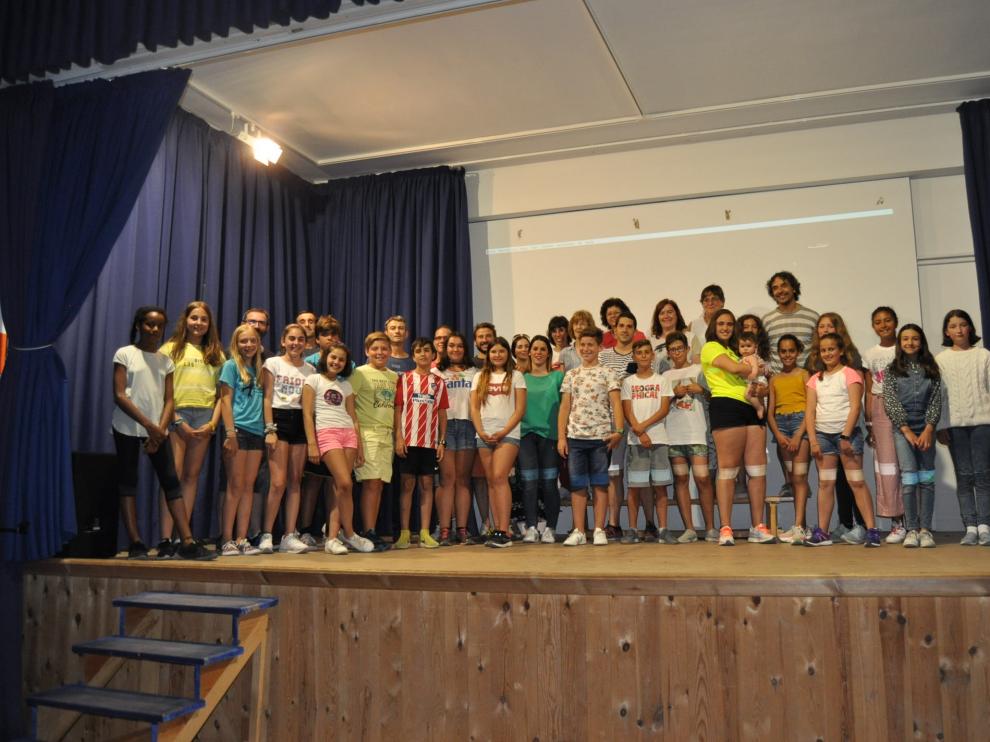 Alumnos, profesores y padres que participaron en el taller de cine.