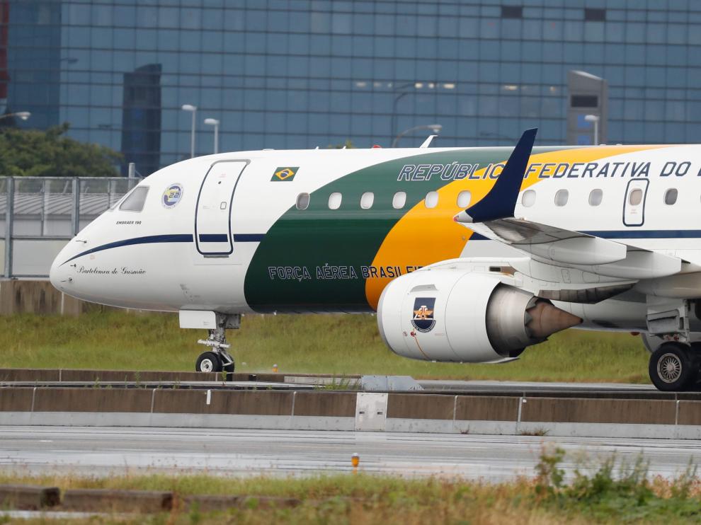 Avión de la comitiva de Bolsonaro