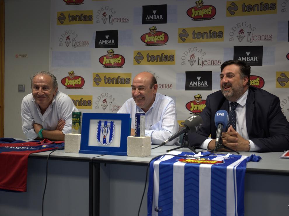 De izquierda a derecha: Petón, Mateo y Torres, en la sala de prensa de Luchán.