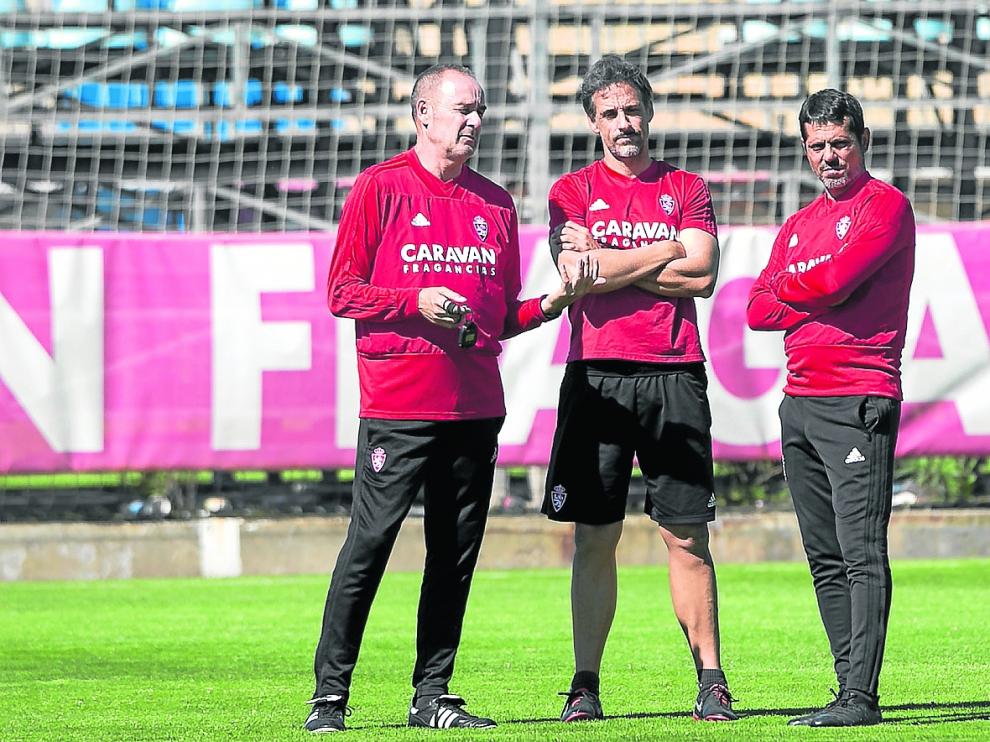 Víctor Fernández dialoga con Roberto Cabellud y José Luis Loreto durante un entrenamiento.