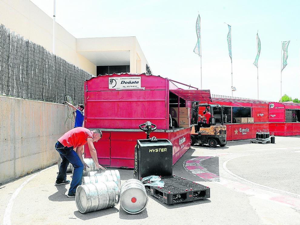 Unos operarios dan los últimos toques al recinto para los conciertos de las fiestas en Los Planos.