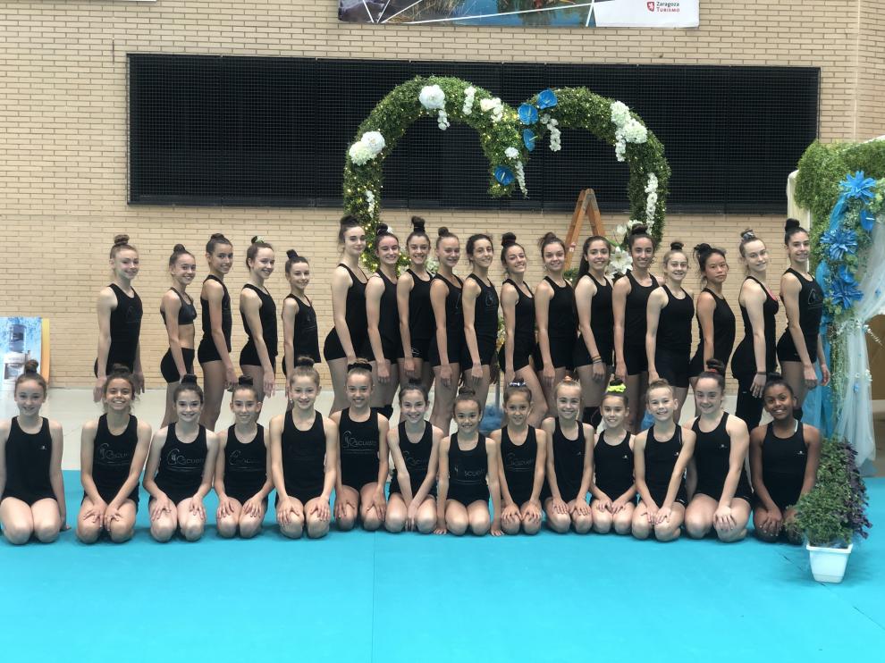 Gimnastas aragonesa que compiten en el Nacional de rítmica de Zaragoza, en el entrenamiento de este jueves en el pabellón Siglo XXI