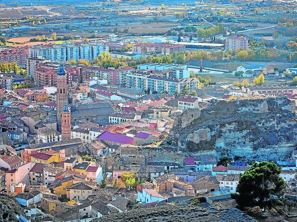 Panorámica de Calatayud, con algunos barrios viejos en primer plano y la vega al fondo.