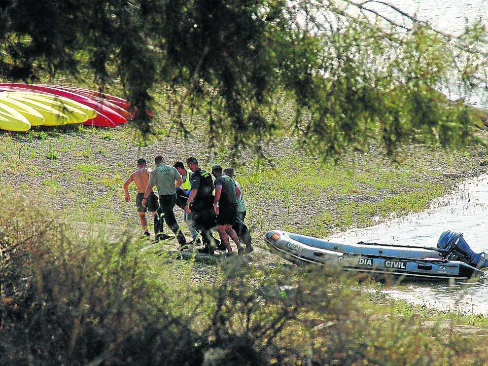 Rescate del cuerpo de uno de los fallecidos por parte de los especialistas de la Guardia Civil.