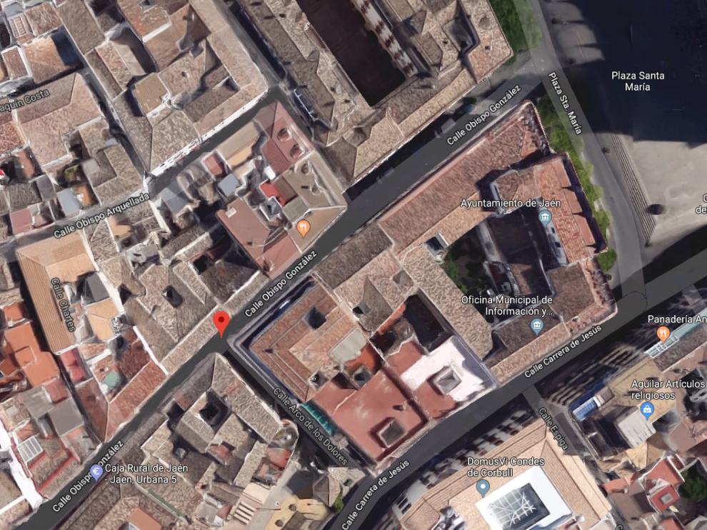 El suceso tuvo lugar en la calle de Arco de los Dolores de Jaén, y el hombre cayó al patio de luces que comparte su vivienda, de protección oficial, con el Ayuntamiento.