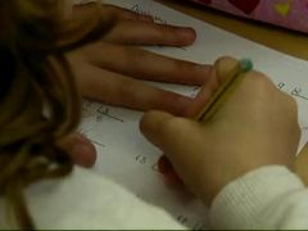 Con el fin del curso escolar llegan también los boletines de notas. Si hay suspensos, muchos padres no saben muy bien cómo ayudar a sus hijos. ¿Los castigamos?¿Presionamos para que estudien? La psicopedagoga Olga Lázaro nos da las claves para llevar el tema 'notas' lo mejor posible en casa.