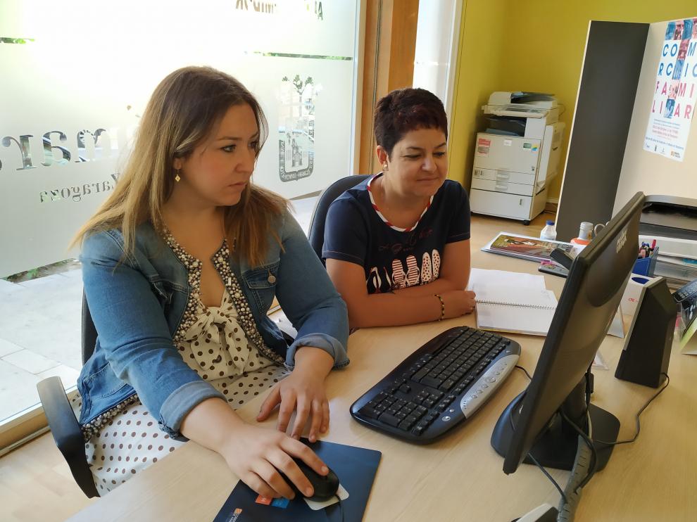 La presidenta y la gerente de ACT en la sede la asociación comprobando el funcionamiento de la nueva web.