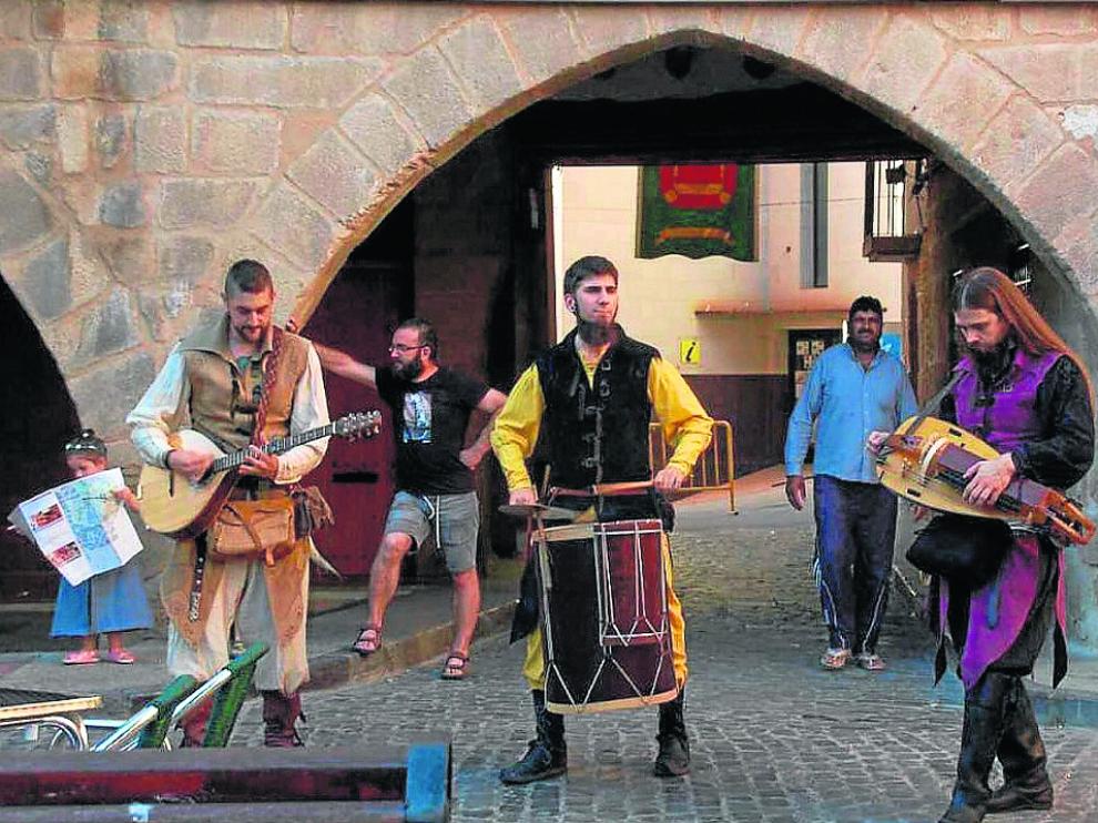 Una de las bandas que ayer animaban con laúdes y gaitas las calles del municipio.