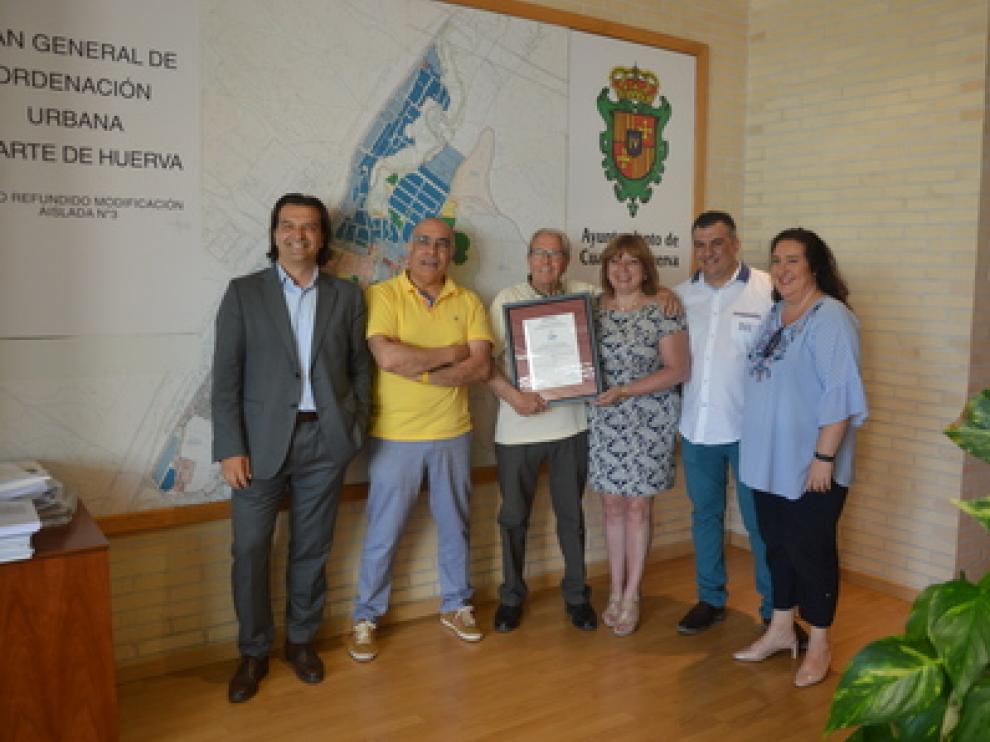 Responsables municipales, de Cibergob y de Aenor, con el certificado de seguridad.