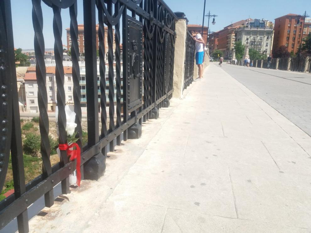 El lugar donde la chica saltó desde el viaducto está marcado con un ramo de flores.