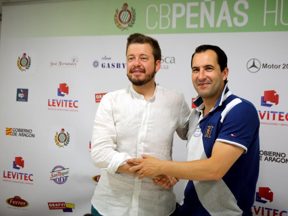 Antonio Orús y Guillermo Arenas se abrazan para escenificar la continuidad del técnico.