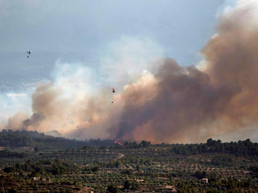 Helicópteros trabajan en las tareas de extinción en el incendio de Tarragona.