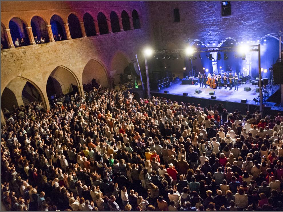 Actuación de Ara Malikian en el castillo de Mora de Rubielos.