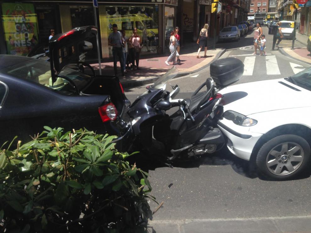 En el accidente en avenida Madrid, se han visto implicados dos vehículos y una motocicleta.