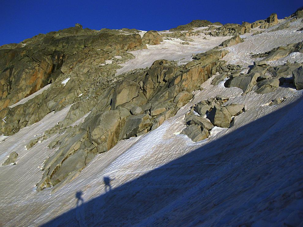 Progresar sobre nieve estival también exige material técnico y formación.