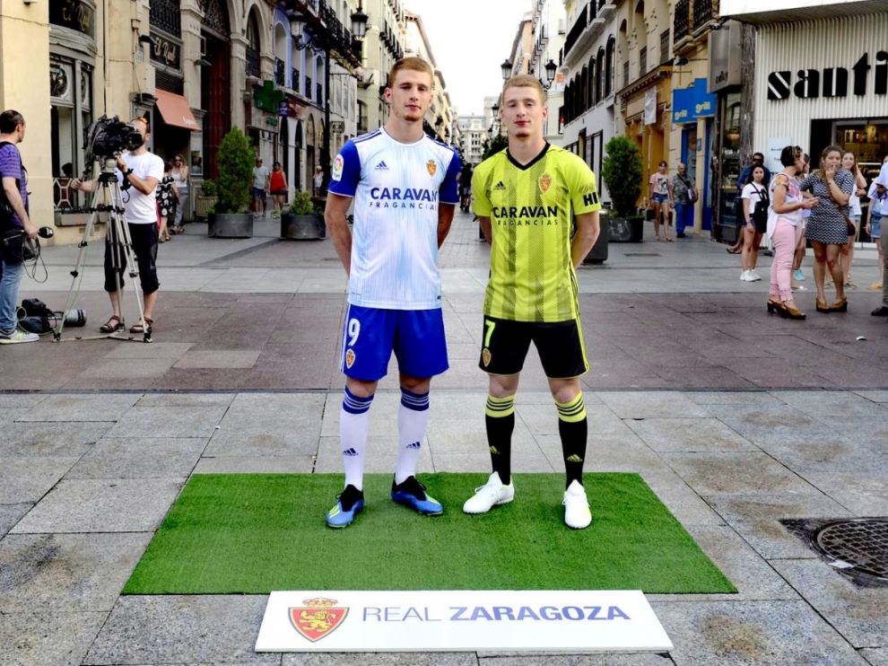 Carlos Vicente y David Vicente, este jueves en la calle de Alfonso I de Zaragoza.