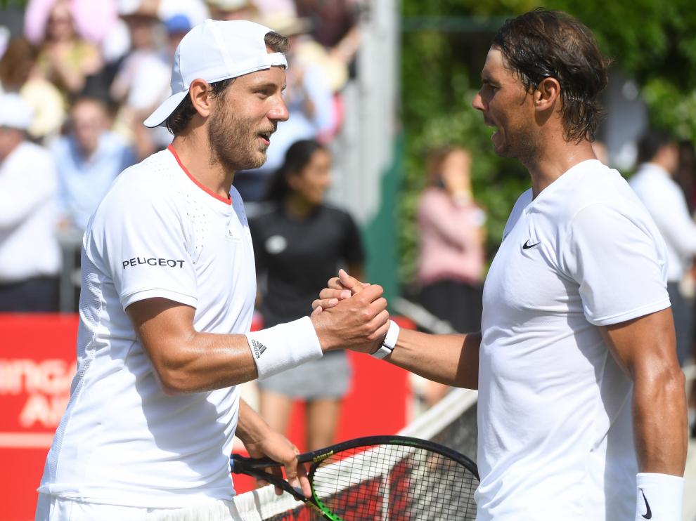 Rafa Nadal y el francés Lucas Pouille se saludan tras el partido en el Aspall Tennis Classic.