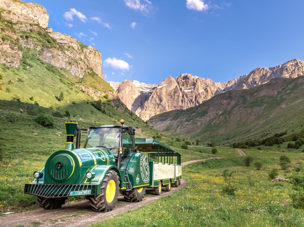 El nuevo tren se ha fabricado sobre un tractor y va desde Panticosa hasta el valle de la Ripera.