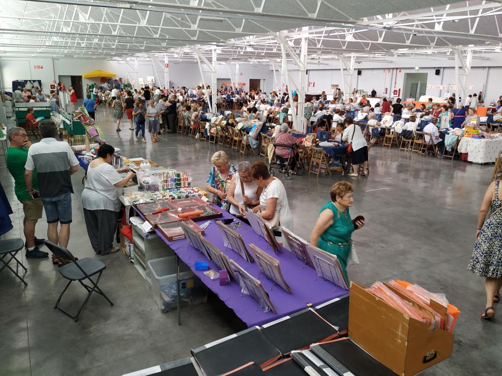 El recinto ferial se ha llenado de actividad con el encuentro de encajeras