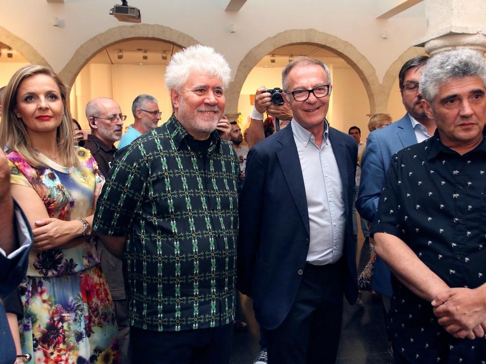 Pedro Almodóvar y Jorge Galindo en la inauguración de su exposición 'Flores de periferia'