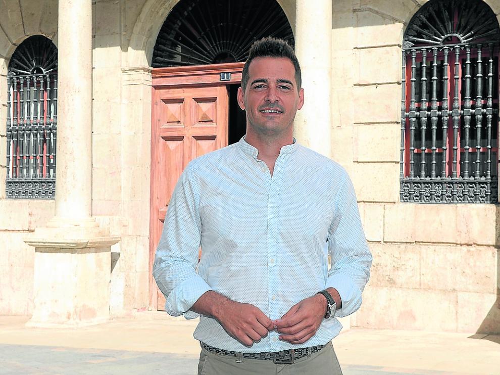 Ramón Fuertes, el teniente de alcalde de Cs, a las puertas del Ayuntamiento de Teruel.