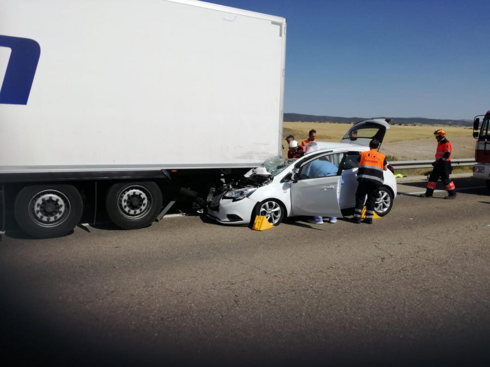 Los bomberos de la Diputación Provincial, durante el rescate del herido que quedó atrapado en el vehículo siniestrado.