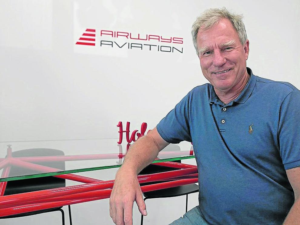 Tilmann Gabriel, en las instalaciones de Airways Aviation en el aeropuerto de Huesca