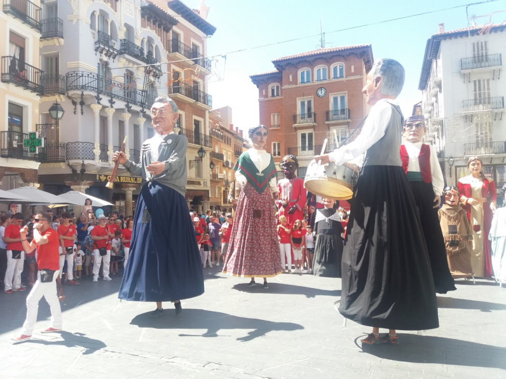 Los gigantes bailan en la concurrida plaza del Torico.