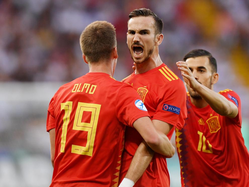 Fabián celebra el tanto de España.