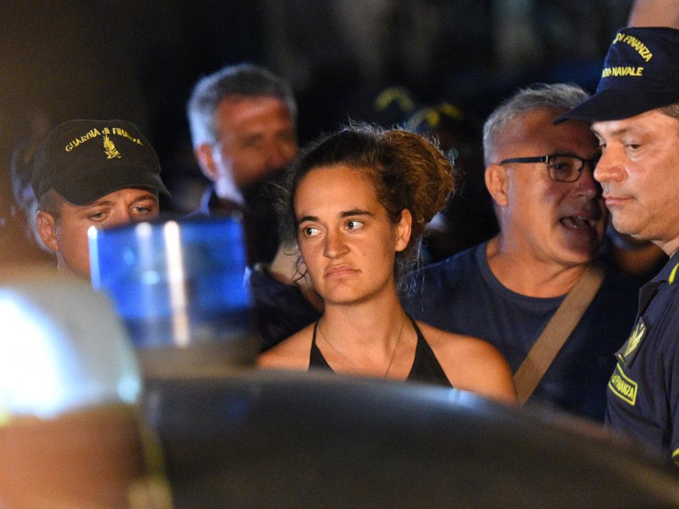 La capitana del barco de la ONG Sea Watch, Carola Rackete, durante su detención.