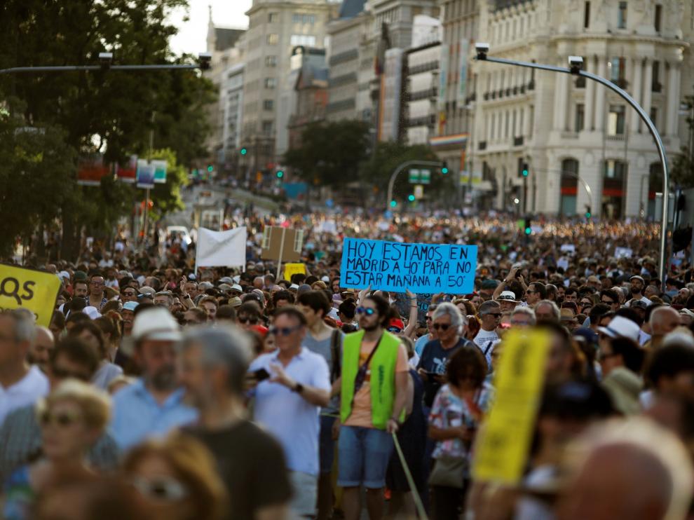 Vista general de la manifestación de este sábado desde la plaza de Callao a Cibeles, convocada por la Plataforma en Defensa de Madrid Central.