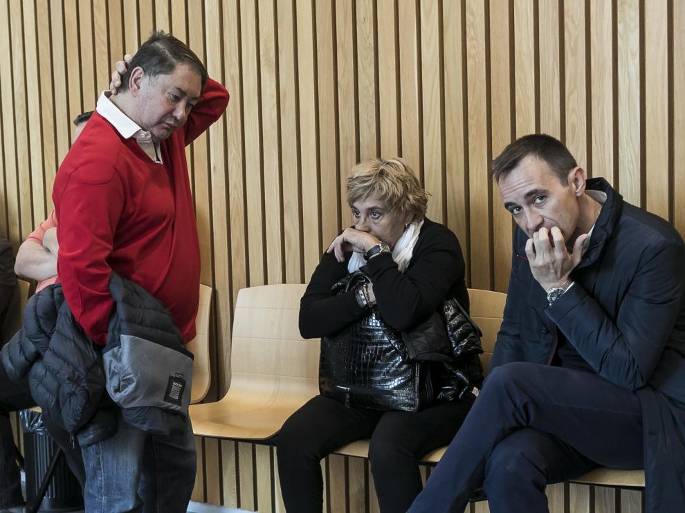 La exalcaldesa, María Victoria Pinilla, flanqueada por otros dos acusados del caso La Muela.