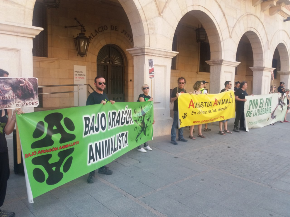 Los antitaurinos, concentrados en la plaza de San Juan de Teruel.